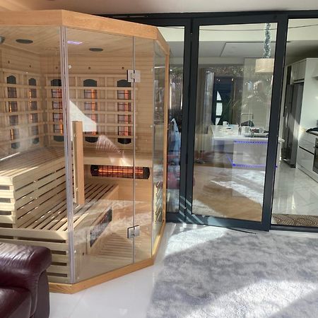 Modern 2Bed Pad W/ Hot Tub Villa Barking  Bagian luar foto