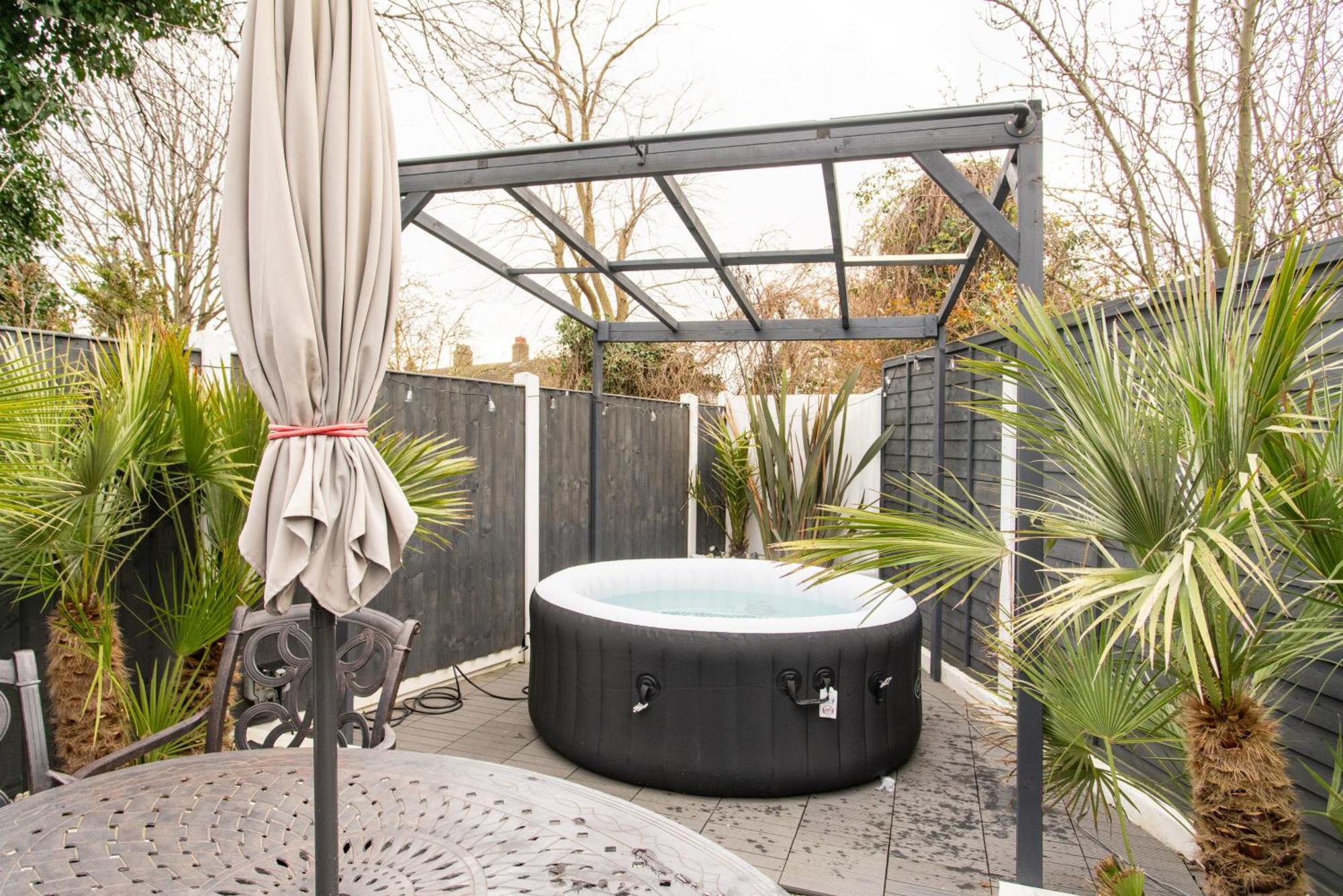 Modern 2Bed Pad W/ Hot Tub Villa Barking  Bagian luar foto